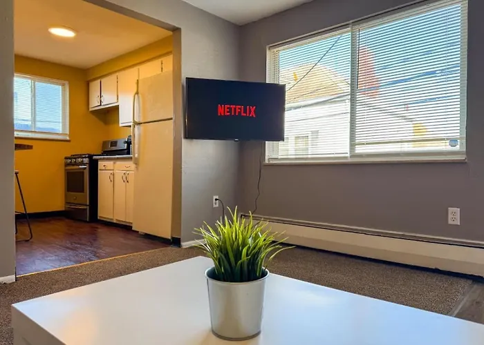 Sleeps 4 Cozy 1 Bedroom With Comfy Queen Mattress *