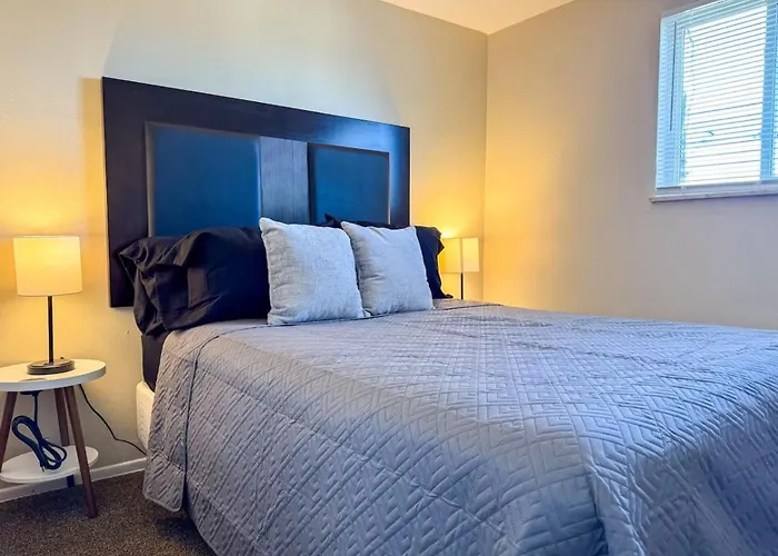 Sleeps 4 Cozy 1 Bedroom With Comfy Queen Mattress